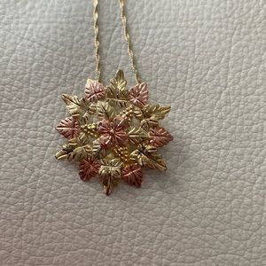 Black hills gold circular leaf necklace